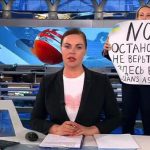 اعتراض یک زن به جنگ اوکراین ، جلوی دوربین پربیننده‌ترین برنامه خبری تلویزیون روسیه :  به شما در اینجا دروغ می‌گویند